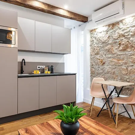 Pretty & Quiet In Port Area